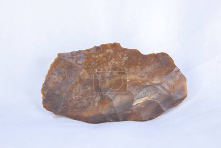 Foto de Fragmento de silicio en forma pura, materia prima utilizada para la industria lítica en tiempos prehistóricos. Aislado sobre tela blanca - Imagen libre de derechos