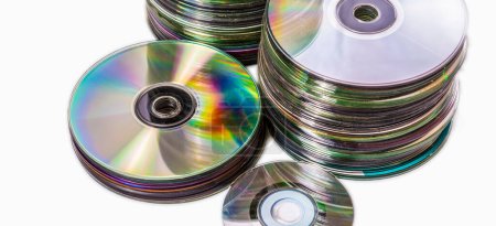 Montón de viejos cd usados y mini discos. Aislado sobre fondo blanco
 