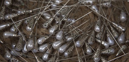 Foto de Cesta llena de alfileres de perlas. Disparo aéreo - Imagen libre de derechos