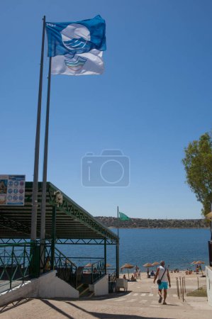 Téléchargez les photos : Orellana, Espagne - 4 août 2023 : Costa Dulce de Orellana, plage intérieure unique en Espagne récompensée avec le drapeau bleu, Badajoz, Espagne - en image libre de droit