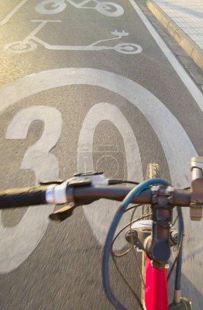 Téléchargez les photos : Cycliste y voie prioritaire pour les vélos et scooters électriques coup de pied. POV shot - en image libre de droit