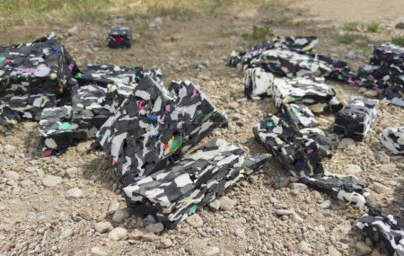 Téléchargez les photos : Restes de rechange de particules de caoutchouc recyclé. Plan au sol - en image libre de droit