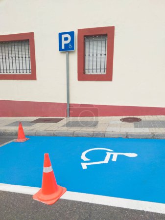 Foto de Aparcamiento reservado para vehículos de personas con discapacidad. Acabo de pintar la señal. - Imagen libre de derechos