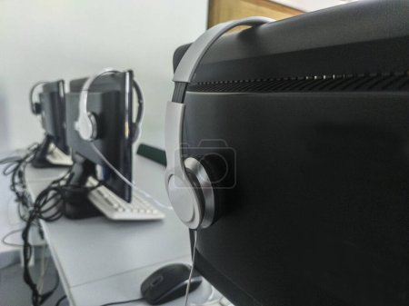 Téléchargez les photos : Ordinateurs placés en ligne sur une table dans une salle de classe informatique. Concept d'enseignement de l'informatique - en image libre de droit