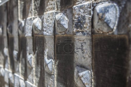 Téléchargez les photos : Vieille texture de porte médiévale. Détail des barres de fer et des clous qui tiennent la structure en bois - en image libre de droit