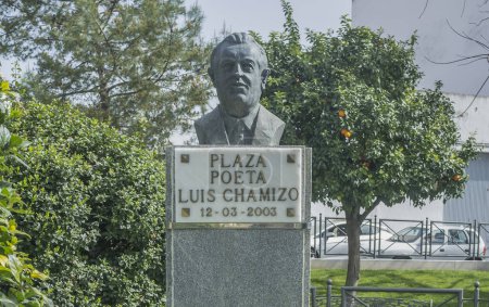 Téléchargez les photos : Merida - Espagne, 27 février 2020 : Buste de Luis Chamizo. Célèbre écrivain du dialecte castuo en Estrémadure, Espagne - en image libre de droit