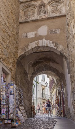 Téléchargez les photos : Coimbra, Portugal - 7 septembre 2019 : Almedina Arch, Coimbras Old Town gate, Portugal - en image libre de droit