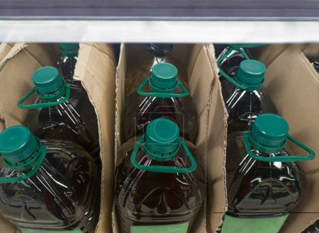 Téléchargez les photos : Huile d'olive extra vierge embouteillée et affichée sur une boîte en carton au supermarché. Vue aérienne - en image libre de droit