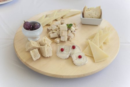 Téléchargez les photos : Assortiment de fromages espagnols sur plateau rotatif. Affichage en bois arrondi sur la table - en image libre de droit