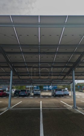 Foto de Instalación de toldo solar sobre estacionamiento. Vista de lente gran angular - Imagen libre de derechos