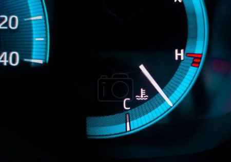 Téléchargez les photos : Jauge de température de voiture en gros plan. Indicateurs de tableau de bord voiture numérique - en image libre de droit