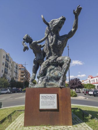 Foto de Coria, España - 2 de septiembre de 2023: La doncella y la escultura minotauro, por Jesús Díaz Moreno Machaco, Coria, España - Imagen libre de derechos