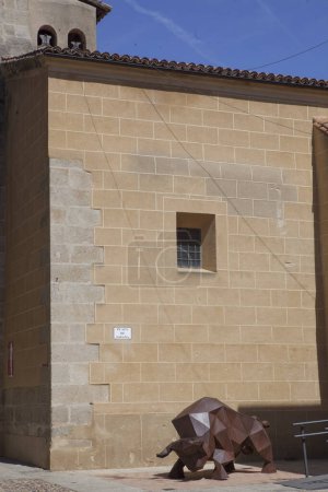 Foto de Coria, España - 2 de septiembre de 2023: Escultura cubista de toro, Coria, España. Artista desconocido - Imagen libre de derechos