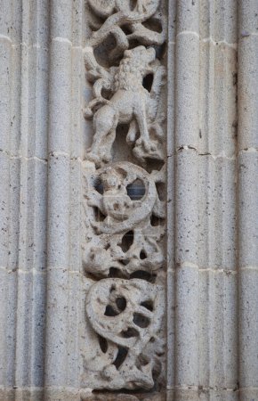 Foto de Catedral de Nuestra Señora de la Asunción, Cáceres, España. Animales motivos decoración en la puerta - Imagen libre de derechos