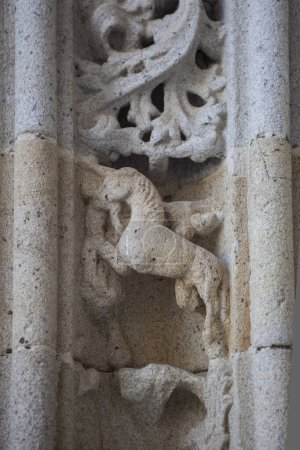 Téléchargez les photos : Cathédrale Notre-Dame de l'Assomption de Coria, Caceres, Espagne. Motifs animaux décoration sur porte - en image libre de droit