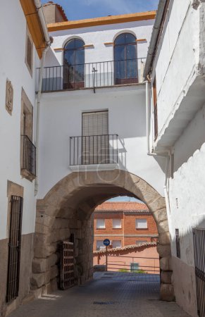 Foto de Puerta Virgen de la Guia. Vista desde el centro de la ciudad. Acceso al recinto mural de Coria. Cáceres, Extremadura, España - Imagen libre de derechos