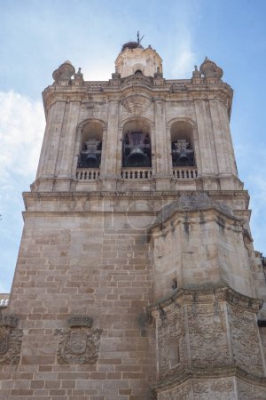 Foto de Catedral de Nuestra Señora de la Asunción, Cáceres, España. Detalle del campanario - Imagen libre de derechos