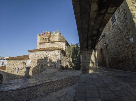 Foto de Estrella Arch escaleras con Bujaco Torre en la parte inferior. Acceso principal al Complejo Monumental de Cáceres - Imagen libre de derechos