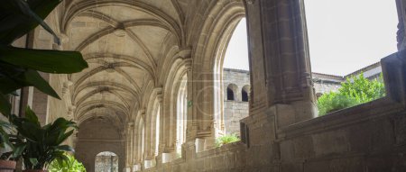 Foto de Alcántara, España - 6 de octubre de 2022: Claustro Gótico del Convento de San Benito de Alcántara, Cáceres, España. Arcada abierta - Imagen libre de derechos
