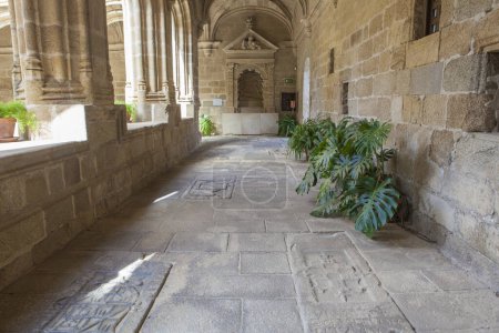 Foto de Alcántara, España - 6 de octubre de 2022: Claustro Gótico del Convento de San Benito de Alcántara, Cáceres, España. Arcada abierta - Imagen libre de derechos
