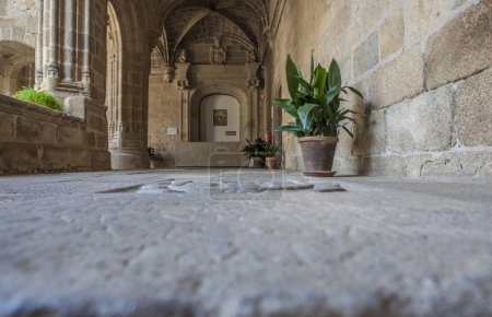 Foto de Alcántara, España - 6 de octubre de 2022: Claustro Gótico del Convento de San Benito de Alcántara, Cáceres, España. Frailes sepulcrales lápidas - Imagen libre de derechos
