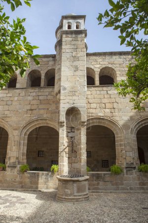 Foto de Alcántara, España - 6 de octubre de 2022: Claustro Gótico del Convento de San Benito de Alcántara, Cáceres, España. Patio bien y torre - Imagen libre de derechos