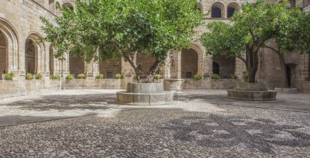 Foto de Alcántara, España - 6 de octubre de 2022: Claustro Gótico del Convento de San Benito de Alcántara, Cáceres, España. Patio - Imagen libre de derechos