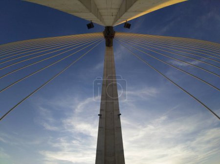 Téléchargez les photos : Puente Real au coucher du soleil, Badajoz, Espagne. Angle bas des piliers et des tendeurs en acier - en image libre de droit