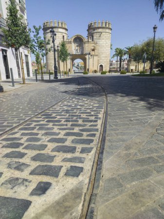 Téléchargez les photos : Rails de l'ancien tramway du 19ème siècle. Porte de Puerta Palmas, Badajoz, Espagne - en image libre de droit