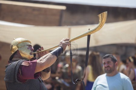 Téléchargez les photos : Merida, Espagne - 4 juin 2023 : Trompette de guerre romain. Emerita Ludica Festival 2023, Merida, Espagne - en image libre de droit