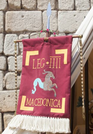 Téléchargez les photos : Merida, Espagne - 4 juin 2023 : Vexillum, norme militaire romaine à côté de la tente des officiers légionnaires. Emerita Ludica Festival 2023, Merida, Espagne - en image libre de droit