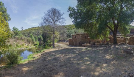 Téléchargez les photos : Ancien moulin à eau à Arrago River près de Perales del Puerto, Sierra de Gata, Caceres, Estrémadure, Espagne - en image libre de droit