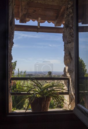 Foto de Paisaje de Sierra de Gata visto desde una ventana de un alojamiento rural. Perales del Puerto, Cáceres, España - Imagen libre de derechos