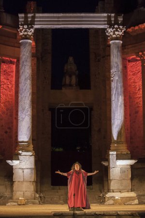 Téléchargez les photos : Mérida, Espagne - 3 juin 2023 : représentation de Médée au Théâtre romain de Mérida. Merita Ludica Festival 2023 - en image libre de droit
