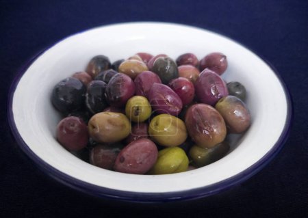 Keramische Schale gefüllt mit geschnittenen eingelegten Oliven. Traditionelle Methode mit dem Ziel der natürlichen Beseitigung der Bitterkeit