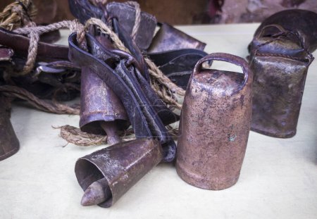 Foto de Campanas tradicionales de diferentes tamaños hechas de cobre para el ganado - Imagen libre de derechos