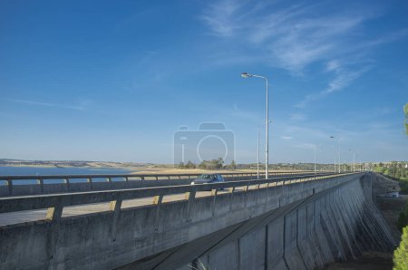 Téléchargez les photos : Voiture traversant la route Barragem do Caia, Campo Maior, Alentejo, Portugal. Boutons vue latérale - en image libre de droit