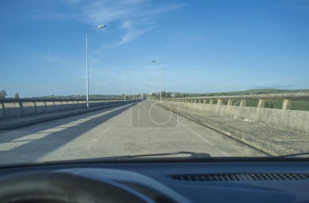 Téléchargez les photos : Conduite sur Barragem do Caia, Campo Maior, Alentejo, Portugal. Vue de l'intérieur voiture - en image libre de droit