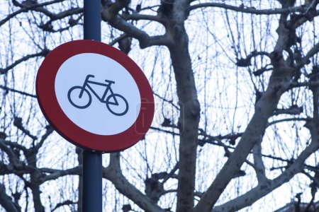 Fahrräder verboten Schild. Verordnung zum Verbot von Fahrrädern in begrünten Fußgängerzonen
