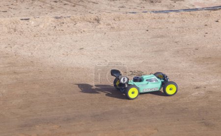 Foto de Mérida, España - 28 de enero de 2024: Extremadura 1 / 8tt gas Championship RC Car. Coche acelerando en una recta - Imagen libre de derechos
