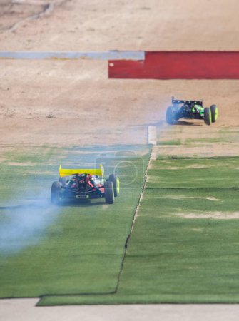 Foto de Mérida, España - 28 de enero de 2024: Extremadura 1 / 8tt gas Championship RC Car. Coches cruzando la línea de meta - Imagen libre de derechos