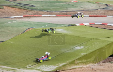 Foto de Mérida, España - 28 de enero de 2024: Extremadura 1 / 8tt gas Championship RC Car. Coches saltando - Imagen libre de derechos