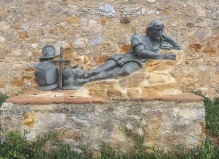 Téléchargez les photos : Llerena, Espagne - 26 juin 2021 : Pedro Cieza de Leon sculpture. Conquistador et chroniqueur espagnol. Artiste inconnu, 2018 - en image libre de droit