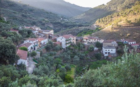 Téléchargez les photos : Casarubia lever de soleil à travers les brumes du matin. Région de Las Hurdes, Caceres, Estrémadure, Espagne - en image libre de droit