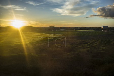 El sol desciende sobre los pastizales de la Región Campina Sur, Llerena, Extremadura