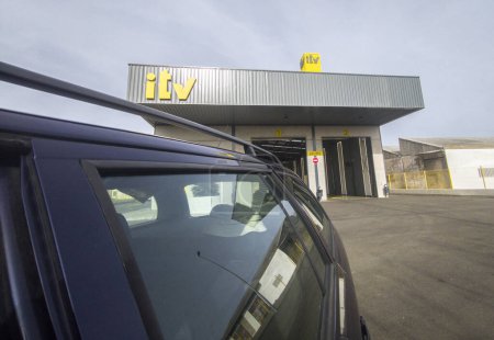 ITV Installations ou poste d'inspection en Espagne. Wagon de gare au premier plan