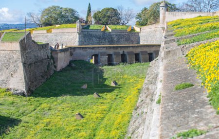 Burggraben von Elvas Innenstadt, Portugal. Garnisonsgrenzstadt Elvas und ihre Befestigungsanlagen