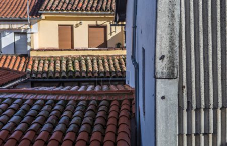 Pared protegida con láminas corrugadas de fibra de cemento. Fondo de azulejos del techo mediterráneo escarcha