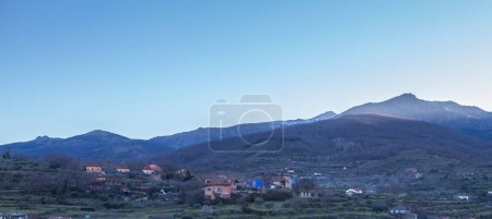 Foto de West riverside Hervas, Ambroz Valley village. Cáceres, Extremadura, España - Imagen libre de derechos