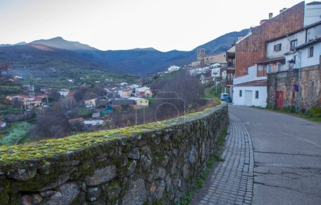 Hervas West riverside à partir de la route EX-205, Ambroz Valley village. Caceres, Estrémadure, Espagne